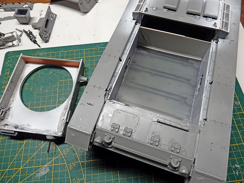 Caisse de maquette du Panzer III en gris avec pièces détachées sur tapis de découpe vert