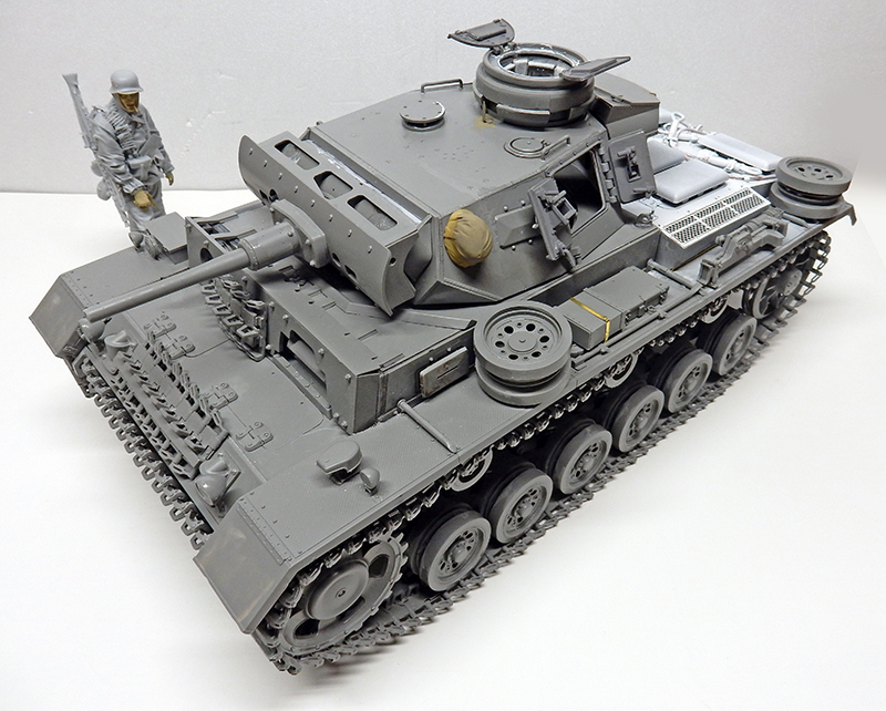 Maquette grise du Panzer III assemblée non peinte avec figurine de tankiste allemand debout à côté