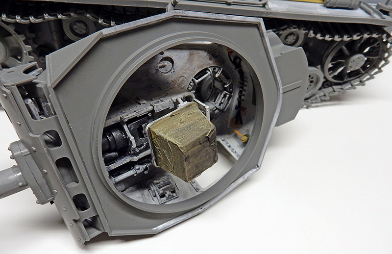 Intérieur de tourelle de maquette Panzer III gris avec détails et chenilles visibles