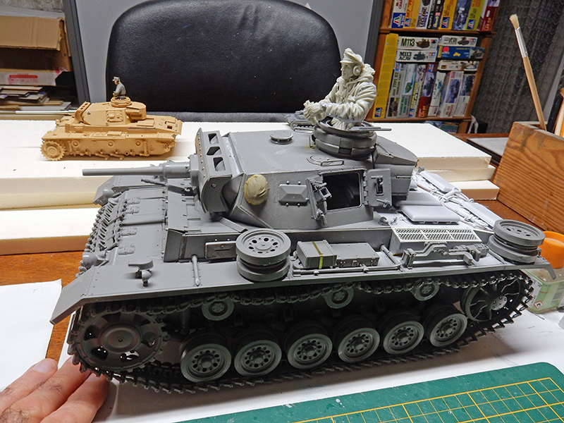 Maquette de char Panzer III gris en cours d'assemblage sur l'établi de modélisme
