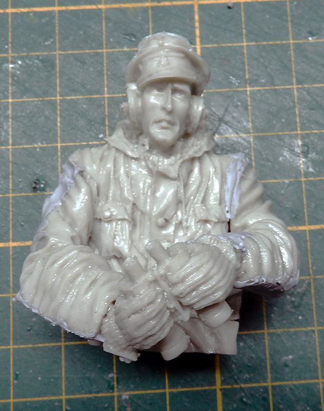Figurine en résine non peinte d'un tankiste allemand en buste sur tapis de découpe