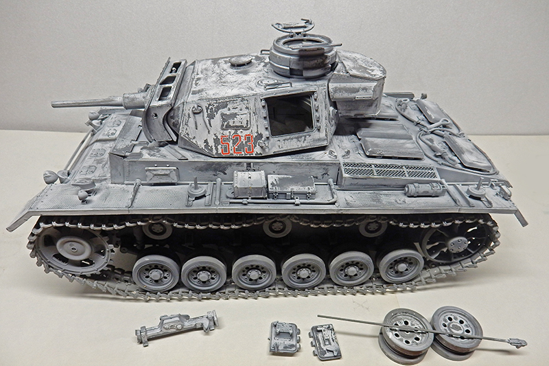 Maquette de char Panzer III gris numéro 523 vue de profil avec pièces détachées