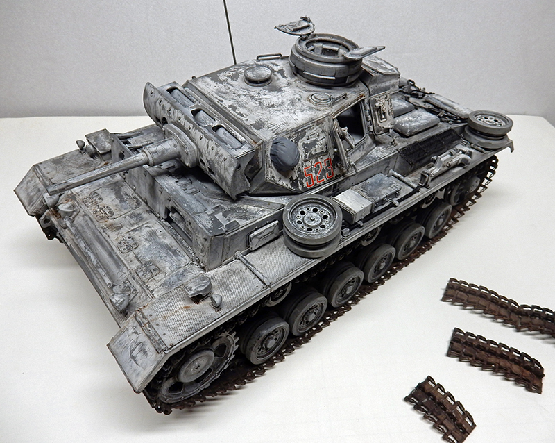 Maquette de Panzer III camouflage hivernal blanc numéro 523 avec maillons de chenille