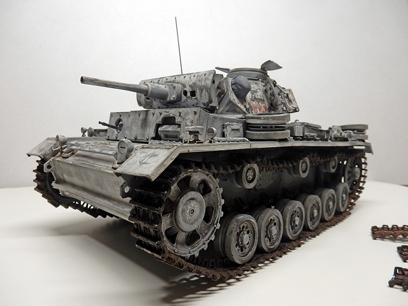 Maquette de char Panzer III gris vue de trois quarts avant avec antenne et chenilles patinées