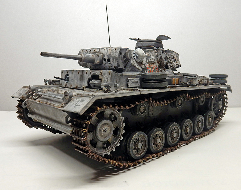 Maquette de char Panzer III gris vieilli vue de trois quarts avant, chenilles rouillées et tourelle numérotée 525