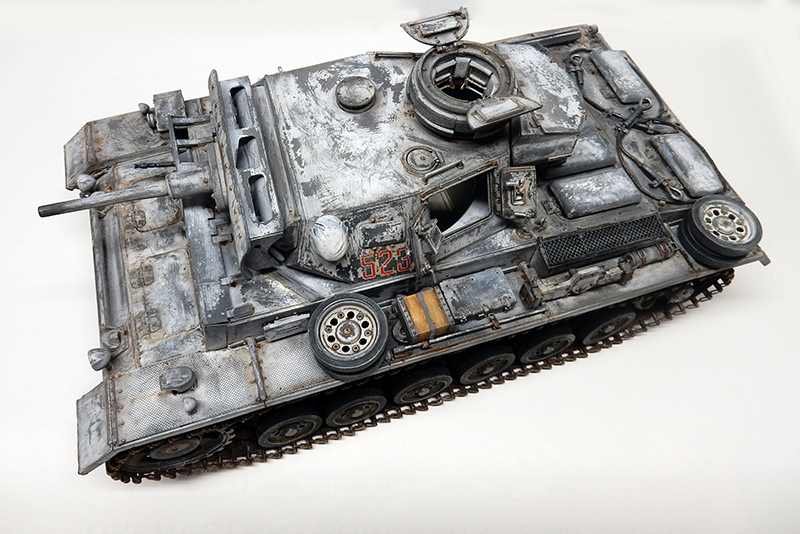 Maquette de Panzer III en camouflage hivernal blanc vieilli, numéro 623, vue de trois quarts