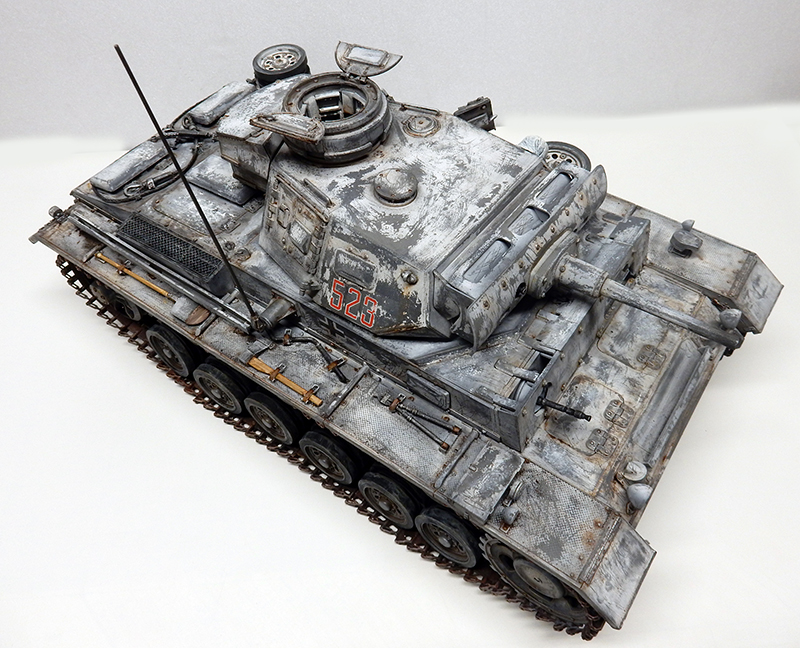 Maquette de Panzer III en camouflage hivernal blanc vieilli, numéro rouge 523 sur la tourelle