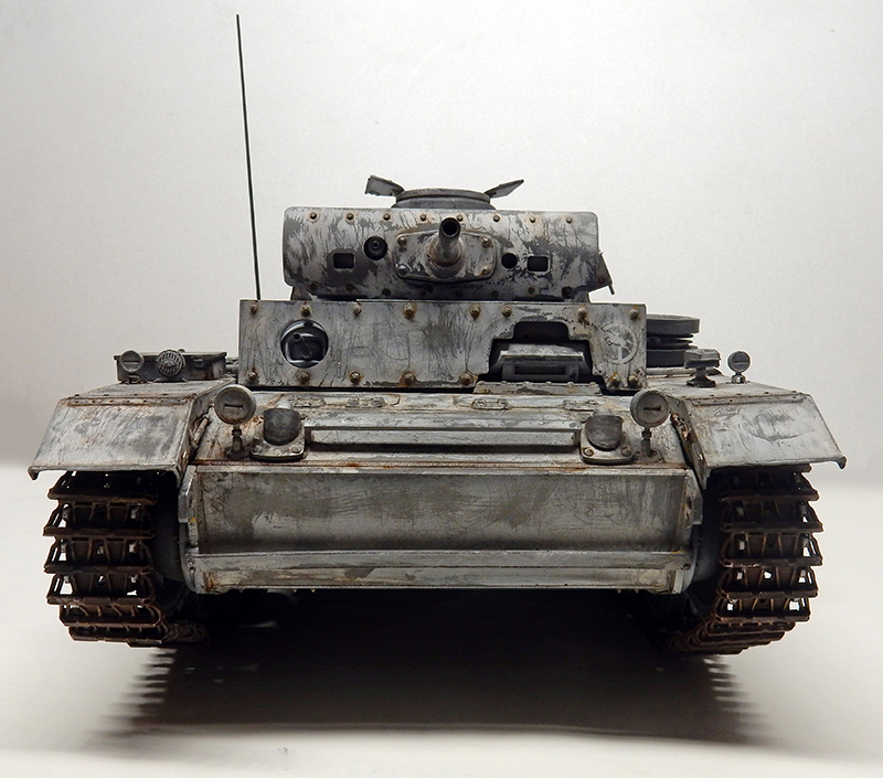 Maquette de Panzer III vue de face en camouflage hivernal blanc avec antenne dressée