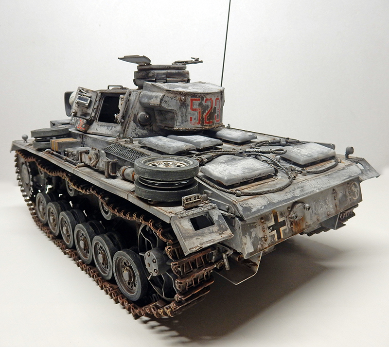 Maquette de char Panzer III en camouflage hivernal blanc usé portant le numéro 522 rouge