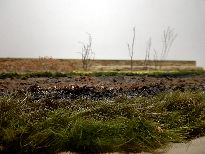 Décor de diorama avec herbes folles, terre boueuse et arbustes secs miniatures pour Panzer III