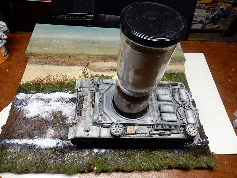 Maquette de Panzer III hivernale sur diorama enneigé avec pot de pigments posé dessus