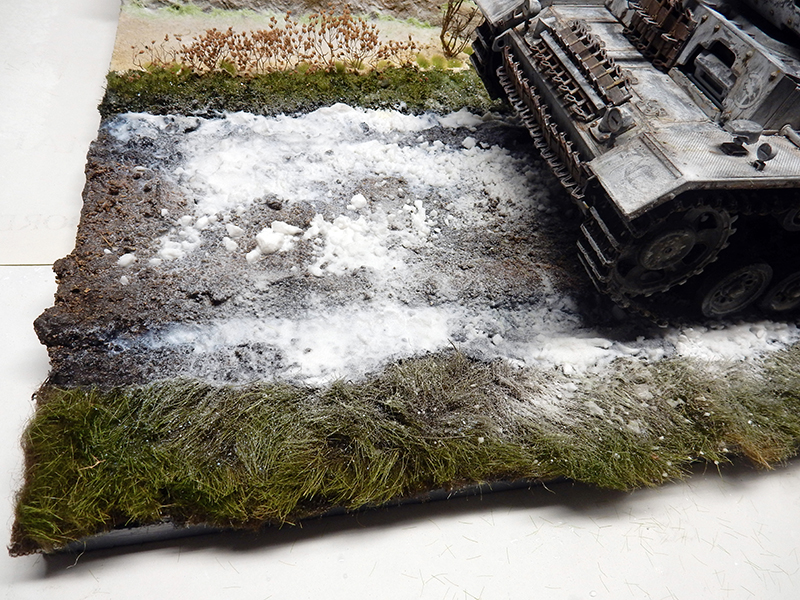 Maquette de Panzer III sur un diorama enneigé avec chemin boueux et herbe