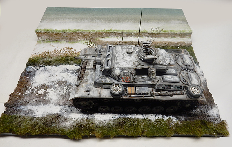 Maquette de Panzer III en livrée hivernale blanche sur diorama enneigé vue de dessus