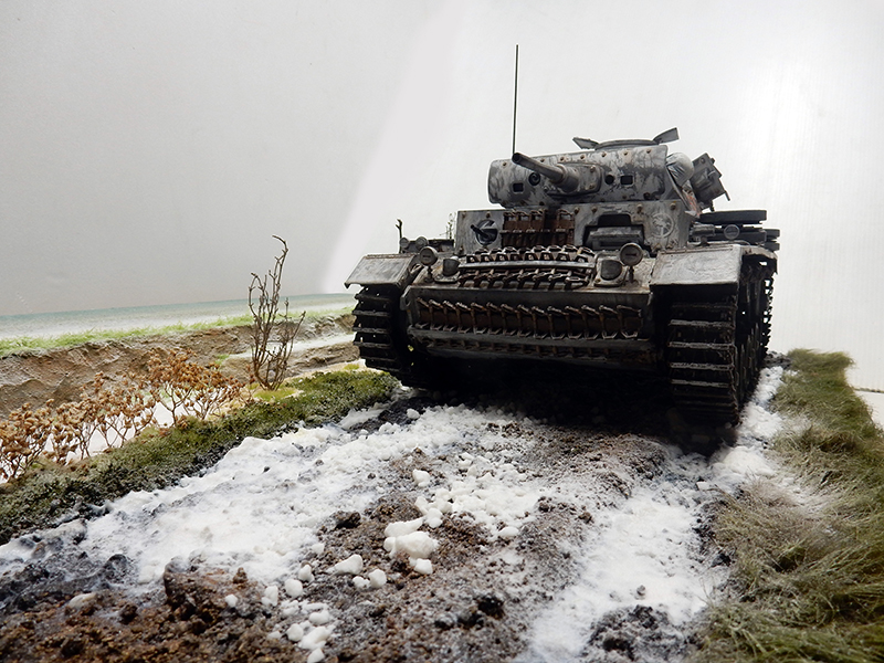 Maquette de Panzer III sur un diorama hivernal de terre boueuse et neige fondante