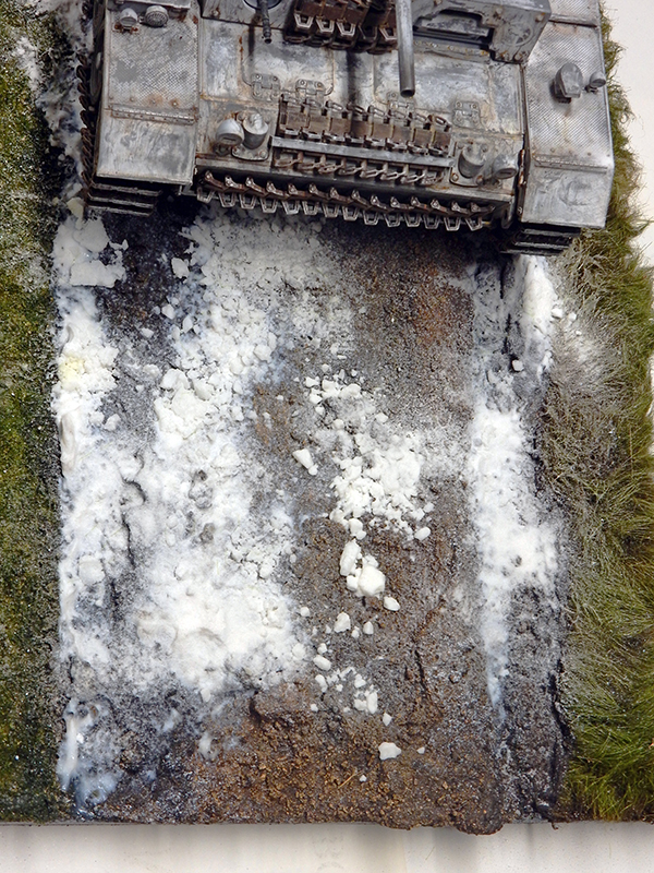 Maquette de Panzer III sur un diorama enneigé avec traces de chenilles dans la boue