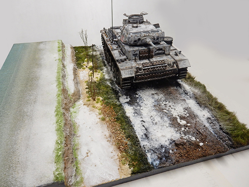 Maquette de Panzer III en camouflage hivernal sur un diorama de chemin enneigé