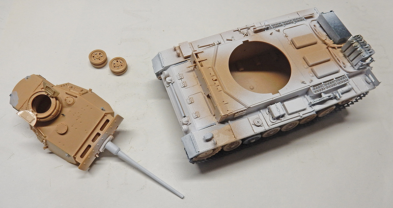 Maquette du Panzer III en cours d'assemblage, tourelle et caisse séparées avec apprêt clair