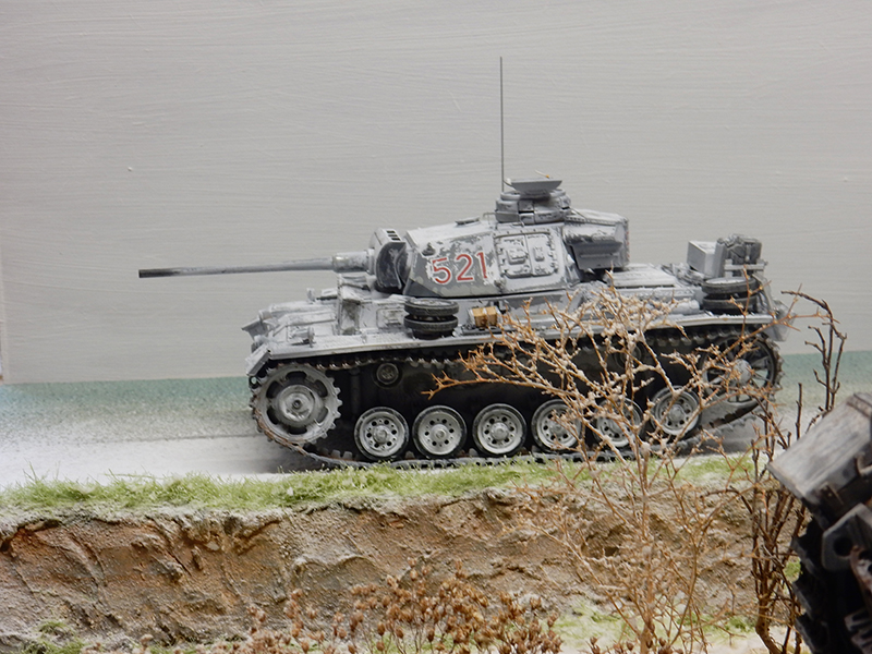 Maquette de Panzer III numéro 521 en camouflage hivernal blanc sur diorama enneigé