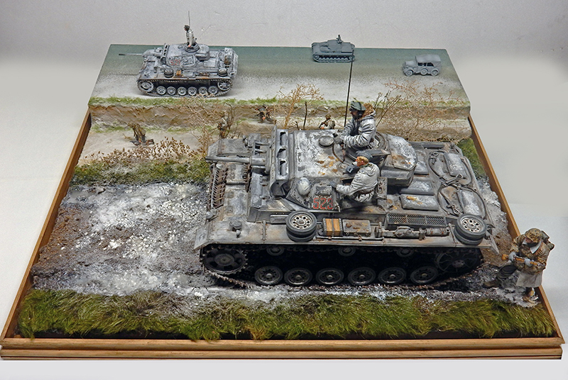Diorama hivernal d'un Panzer III avec équipage et second char dans un paysage enneigé