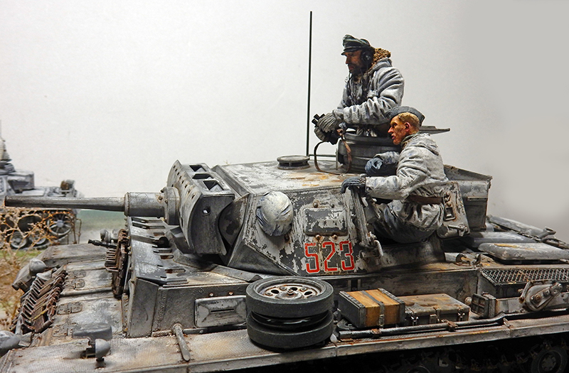 Maquette de Panzer III numéro 523 avec deux figurines d'équipage en tenue hivernale