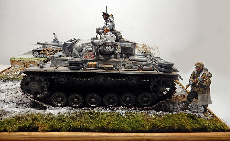 Diorama hivernal d'un Panzer III camouflé blanc numéro 523 avec équipage et fantassin