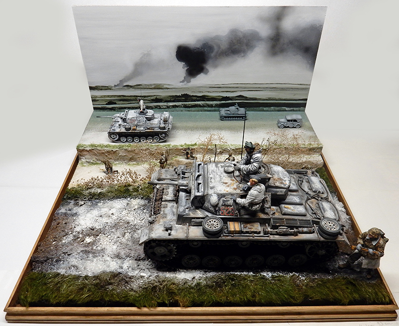 Diorama de Panzer III avec équipage et figurines sur fond de paysage enneigé et fumées