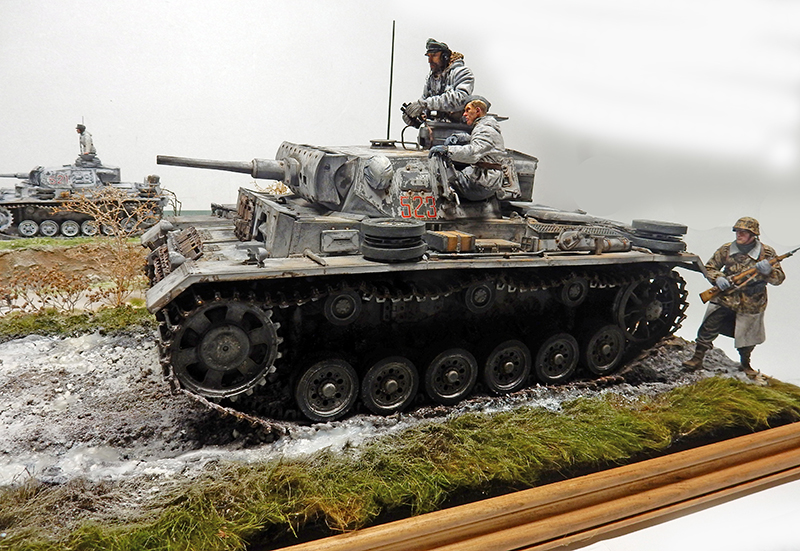 Maquette de char Panzer III avec équipage hivernal et fantassin dans un diorama enneigé