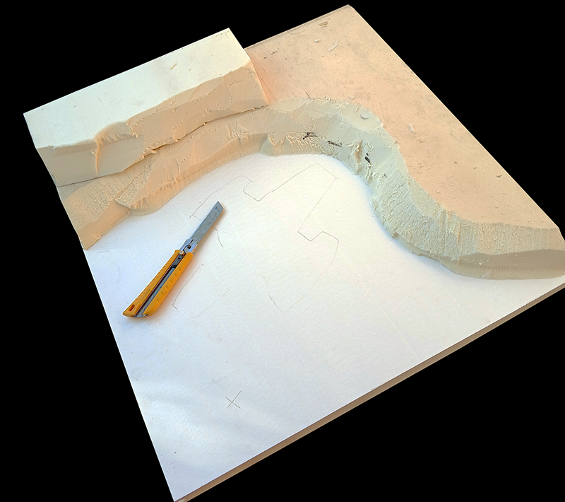 Décor de diorama en polystyrène sculpté avec cutter, tracé du Razor Crest au crayon