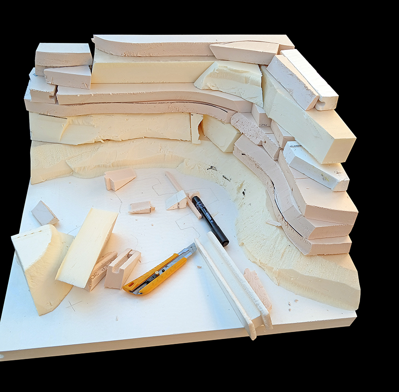 Décor de diorama en mousse découpée en construction avec cutter et marqueur pour la Razor Crest