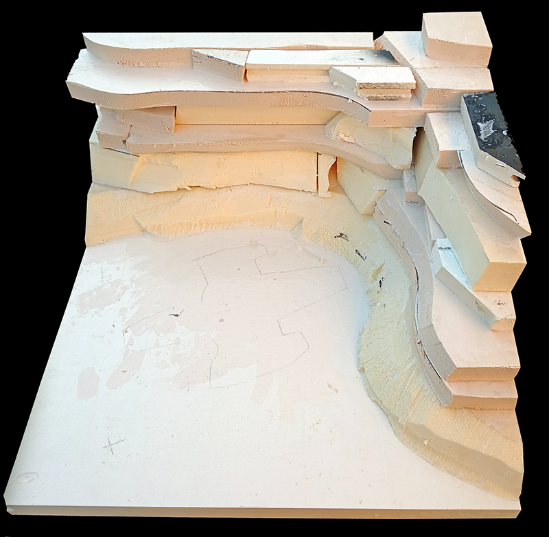 Diorama en mousse sculptée représentant un canyon désertique en cours de construction pour la maquette
