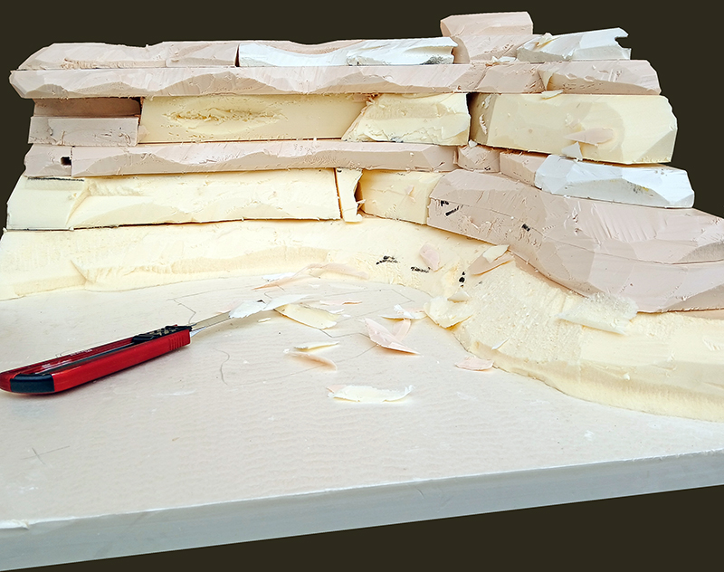 Décor de falaise en mousse sculptée au cutter pour diorama du Razor Crest