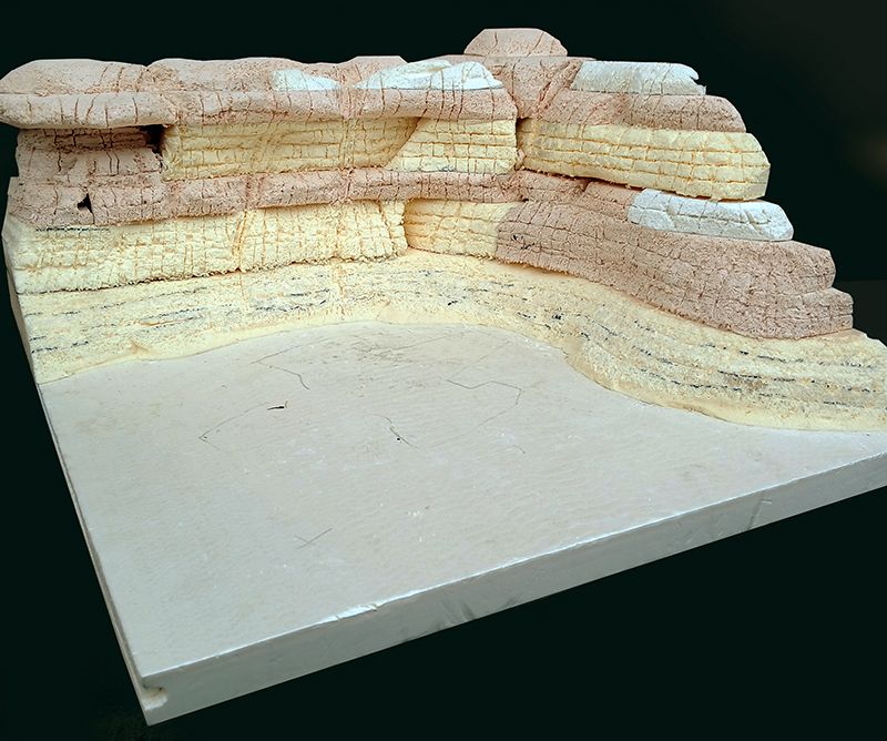 Diorama de falaises rocheuses sculptées en strates avec sol sablonneux pour la Razor Crest