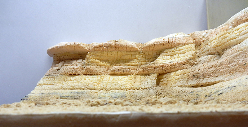 Décor de diorama en cours, falaise rocheuse sculptée dans la mousse pour le Razor Crest