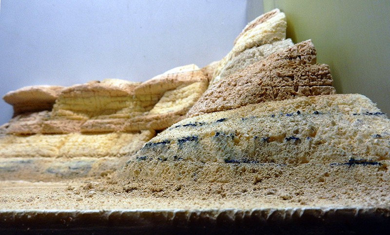Maquette de diorama désertique en mousse sculptée formant des falaises rocheuses stratifiées pour le décor
