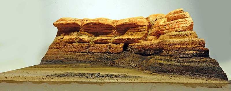 Diorama de falaises rocheuses désertiques en stratifications ocre pour la maquette du Razor Crest
