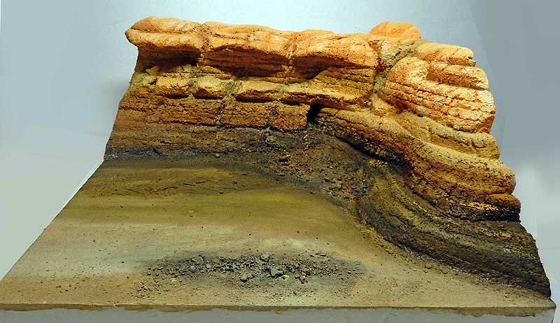 Diorama de paysage désertique avec falaise rocheuse stratifiée et sol sablonneux pour Razor Crest