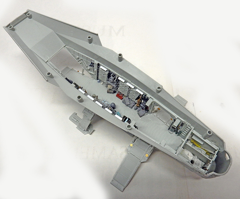 Le vaisseau Razor Crest du Mandalorien reproduit en maquette posée sur un support