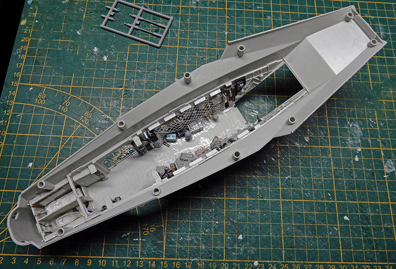 Fuselage de la maquette Razor Crest avec intérieur détaillé posé sur tapis de découpe vert