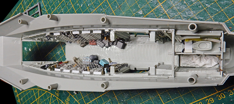 Vue de dessus de la maquette du Razor Crest montrant l'intérieur détaillé de la soute en gris