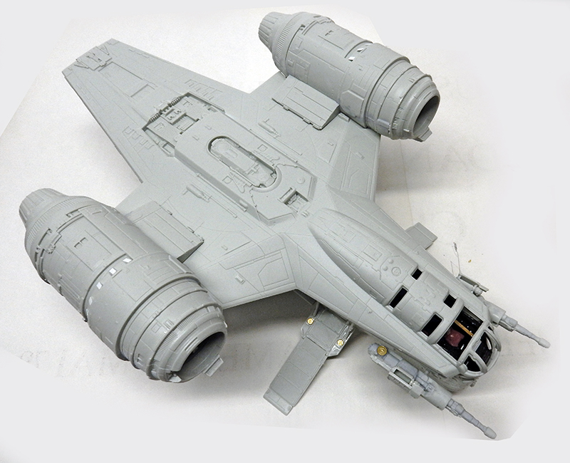 Maquette assemblée non peinte du Razor Crest en plastique gris vue de dessus