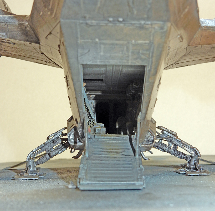 Maquette du Razor Crest vue de face, rampe arrière abaissée et trains d'atterrissage déployés