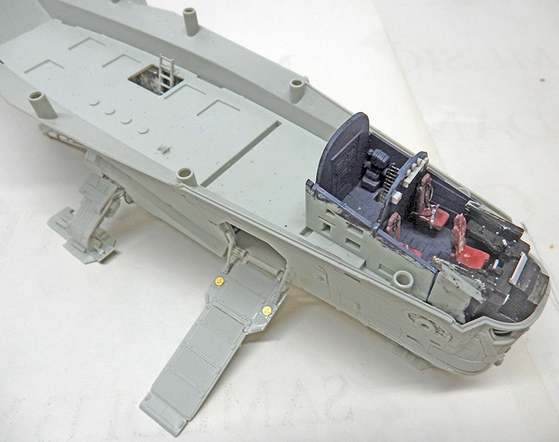Maquette grise du Razor Crest avec cockpit détaillé et rampe d'accès dépliée