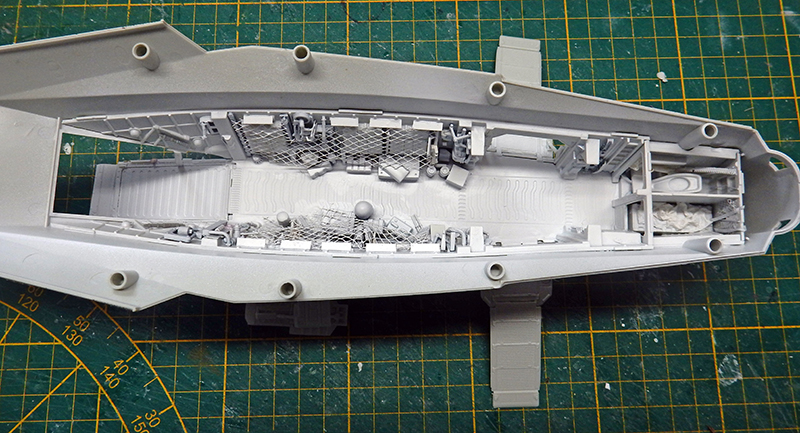 Maquette du Razor Crest assemblée à gris montrant l'intérieur détaillé du fuselage sur tapis de découpe