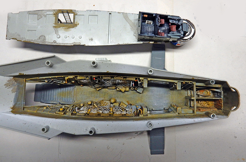 Demi-coque ouverte de la maquette Razor Crest montrant l'intérieur détaillé avec cockpit et soute aménagés