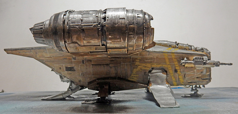 Maquette du Razor Crest vue de profil avec rampe abaissée et patine métallique vieillie