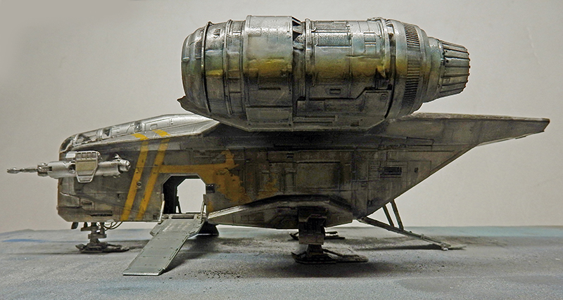 Maquette du vaisseau Razor Crest vue de profil, posée train d'atterrissage sorti et rampe abaissée