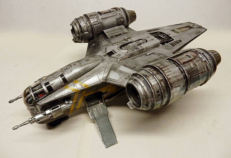 Maquette terminée du Razor Crest avec vieillissement métallique et rampe d'accès déployée
