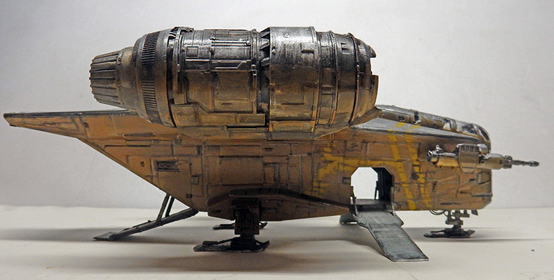 Maquette du Razor Crest peinte et vieillie, vue de profil avec rampe déployée