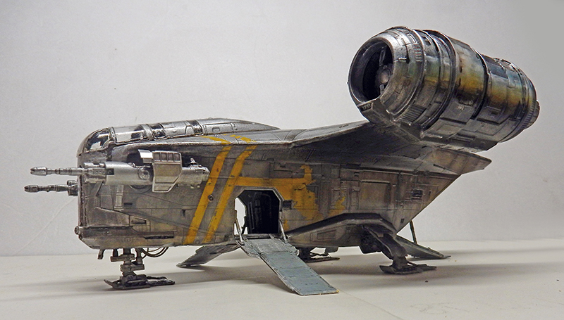 Maquette du Razor Crest vue de profil, rampe ouverte, vieillissement métallique et bandes jaunes