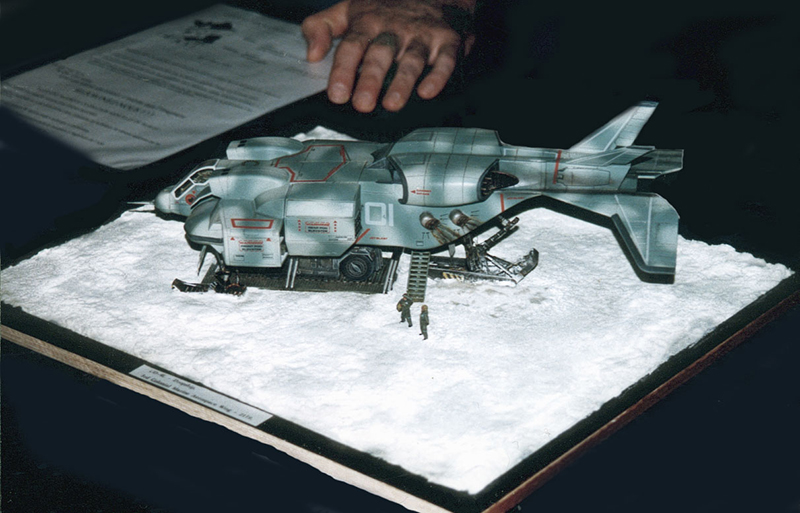 Maquette de vaisseau spatial militaire posée sur un diorama de décor enneigé
